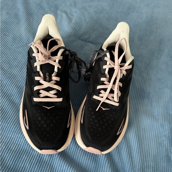 Hoka sneakers 8.5 - Picture 1 of 8